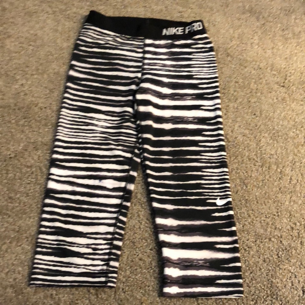 NIKE black and white stripped crop pants